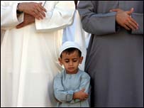 يو وړوکی ماشوم د اختر د لمانځه پر مهال