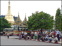 Người đợi xe bus ở Rangoon