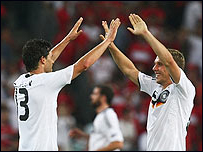 Michael Ballack ăn mừng chiến thắng