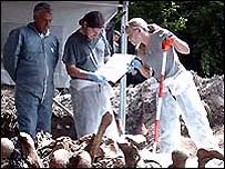 Bosna'da cesetler üzerinde inceleme yapan uzmanlar