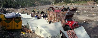 متاثرین کے لیے لگائے گئے خیمے