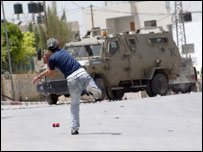 İsrail tankına taş atan bir Filistinli