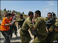 درگيری شهرک نشينان و ماموران در کرانه باختری