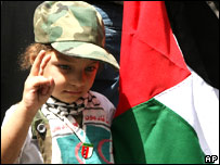 Menina palestina faz sinal durante manifestação pelo Nakba na Síria