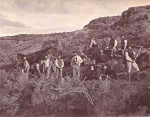 Adeiladu ffordd yn ardal Afon y Mynach