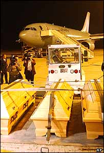 हवाई अड्डे पर रखे सैनिकों के शव