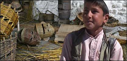 ګل محمد د ټوکرۍ جوړولو پرمهال