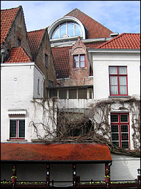 Bruges, fereastră modernă în acoperiş