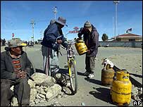 Fila para comprar gás em El Alto