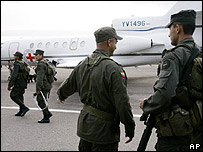 Policiais colombianos em Villavicencio