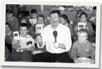 Ray Gravell gyda disgyblion Ysgol Carwe