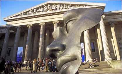 A fachada do Museu Britânico com uma grande escultura em primeiro plano