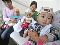 Trẻ em bị sỏi thận vĩ uống sữa