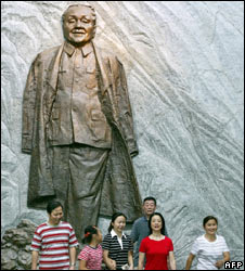 Du khách bên tượng Đặng Tiểu Bình