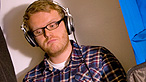 Huw Stephens yn adolygu