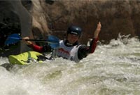 Andrew Turton yn caiacio