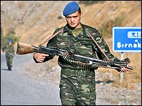 Soldado turco patrulha fronteira com Iraque