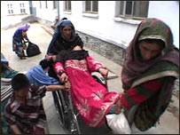 مريض درحال انتقال به شفاخانه