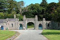 Prif fynedfa a wal y Faenol