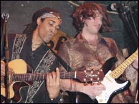 O cantor Andy Baron e o guitarrista Eric Camara