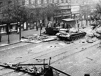 29th October 1956: Civilians and Russian T54/55 tanks in Budapest during the riots which broke out against the Communist Regime. (Photo by Keystone/Getty Images) 