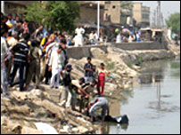 शव निकालते लोग