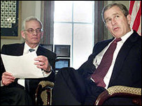 Paul O'Neill (à esquerda) com George W. Bush