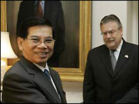 Đại sứ Mỹ đứng cạnh chủ tịch Nguyễn Minh Triết