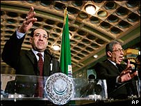 Nouri al-Maliki (esq.) e Amr Moussa, secretário-geral da Liga Árabe, em entrevista no Cairo