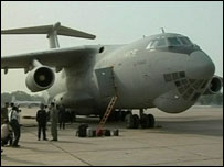 राहत सामग्री लेकर पहुँचा जहाज़