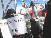 تظاهرات طرفداران برنامه هسته ای ايران در مقابل سفارت بريتانيا در تهران