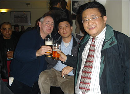 许浩和英国球迷及BBC体育记者自平一起看球