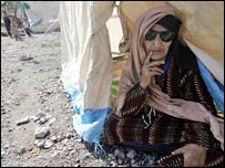 زن کشميری در چادری در مظفرآباد نشسته است