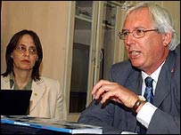 A diretora da Organização Internacional do Trabalho (OIT) no Brasil, Laís Abramo e o responsável pelo Programa Internacional de Combate ao Trabalho Escravo da OIT, Roger Plant(Foto: Antonio Cruz/ABr)