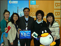  左起腾讯网站赵萌萌，天舒，李文，获奖同学诸葛详蕾，腾讯网站蔡娟