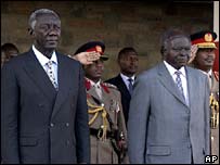 John Kufuor, presidente da União Africana e Mwai Kibaki, presidente reeleito do Quênia