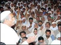 महेन्द्र सिंह टिकैत समर्थकों के साथ