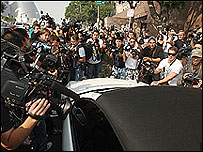 Fotógrafos rodeiam carro de Britney Spears em Los Angeles