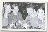 Hunydd Andrews (ail o'r chwith) gyda'i chwaer, Tegau, ei chefnder Fionntan a'i gariad o, Donna.