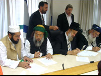 (بائیں) اسرائیل کے مذہبی رہنماؤں کے ساتھ ایک بیان پر دستخط کرتے ہوئے