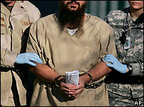 Guantanamo'da bir tutuklu ABD askerleri tarafından götürülürken