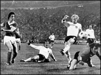 Juergen Sparwasser ghi bàn cho Đông Đức trong trận gặp Tây Đức ở World Cup 1974