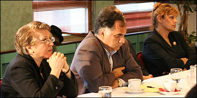  راضيه رضوی (راست) و ويکتوريا برزی (چپ) 