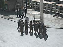 Lính bắt người tại Lhasa