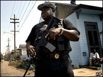 Policial vigia área de Bywater, em Nova Orleans, contra saqueadores
