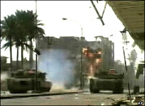 Americký tank vjíždí do centra města Fallúdža, Irák