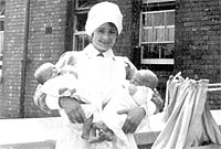 Mam Howard - Norah Jones - yn gafael mewn dau fabi (Llun: Daily Post)