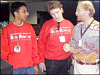 सात्विक एक वरिष्ठ वैज्ञानिक से जानकारी हासिल करते हुए