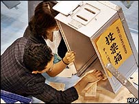 Votos sendo contados no Japão