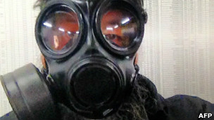 艾未未戴着防毒面具